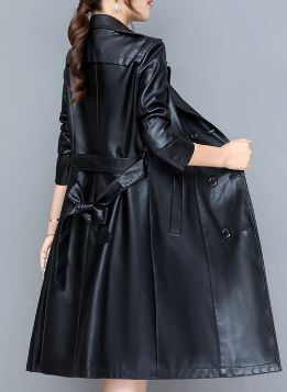 Krótki płaszcz damski dwurzędowy elegancki z paskiem