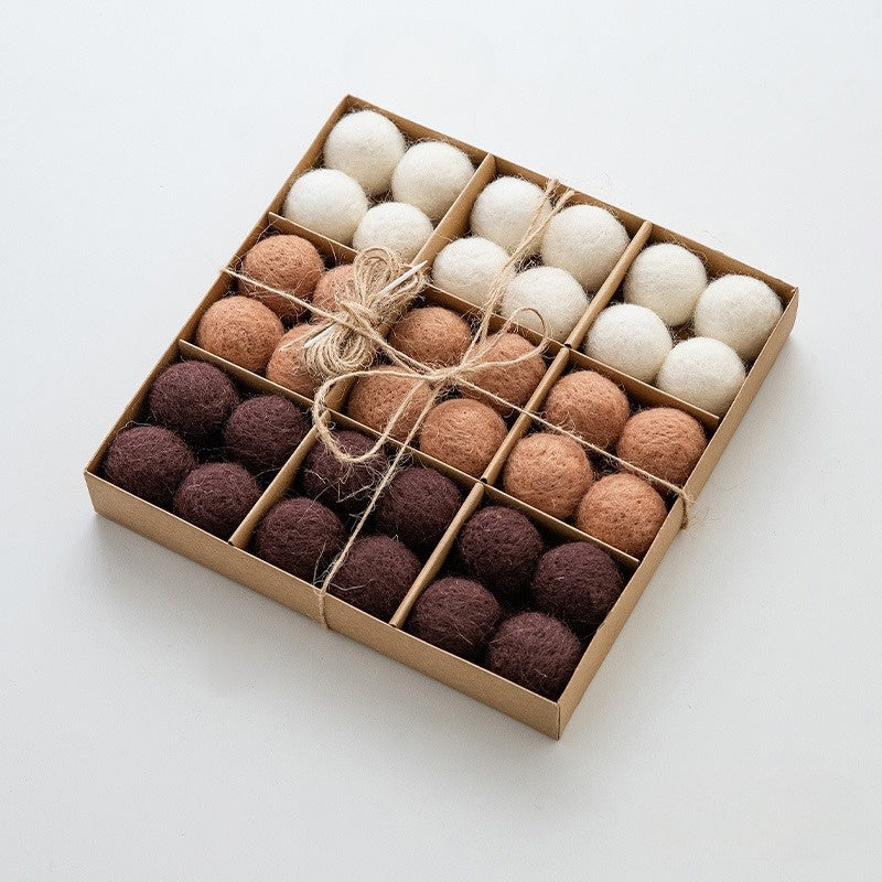 ArcticFlakes | Zestaw do samodzielnego wykonania filcowej kuli śnieżnej jako dekoracja świąteczna 1