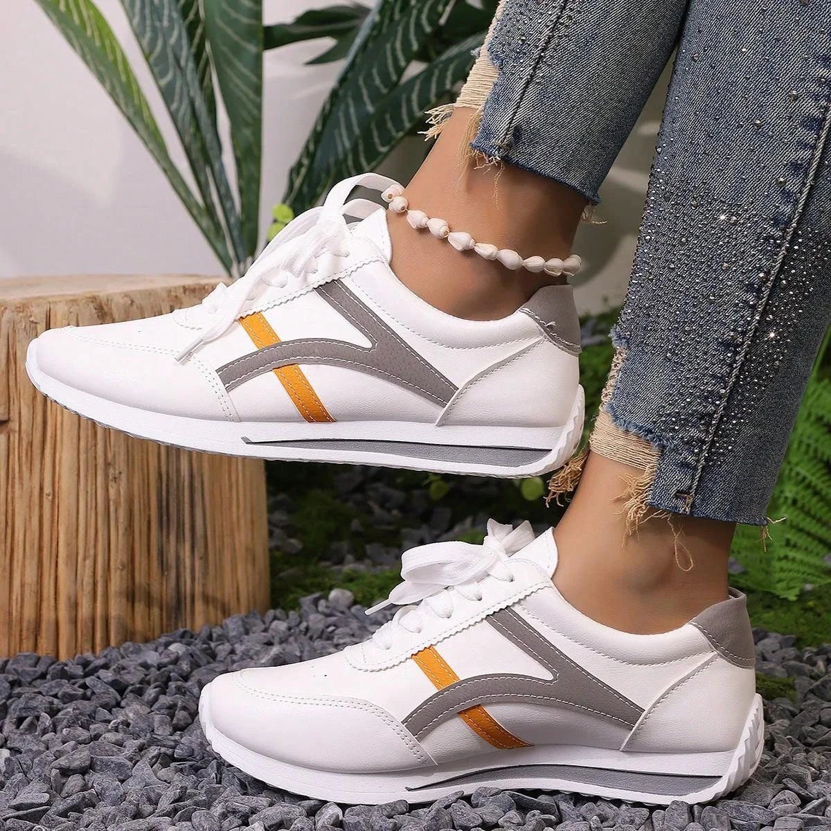 Białe, amortyzowane trampki w paski dla kobiet – stylowy i wygodny design 0