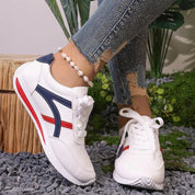 Białe, amortyzowane trampki w paski dla kobiet – stylowy i wygodny design 3
