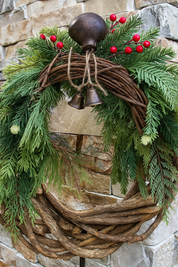 Wieniec z życzeniami zimowymi – ręcznie robiony wianek na drzwi w stylu boho z dzwoneczkami i szyszkami