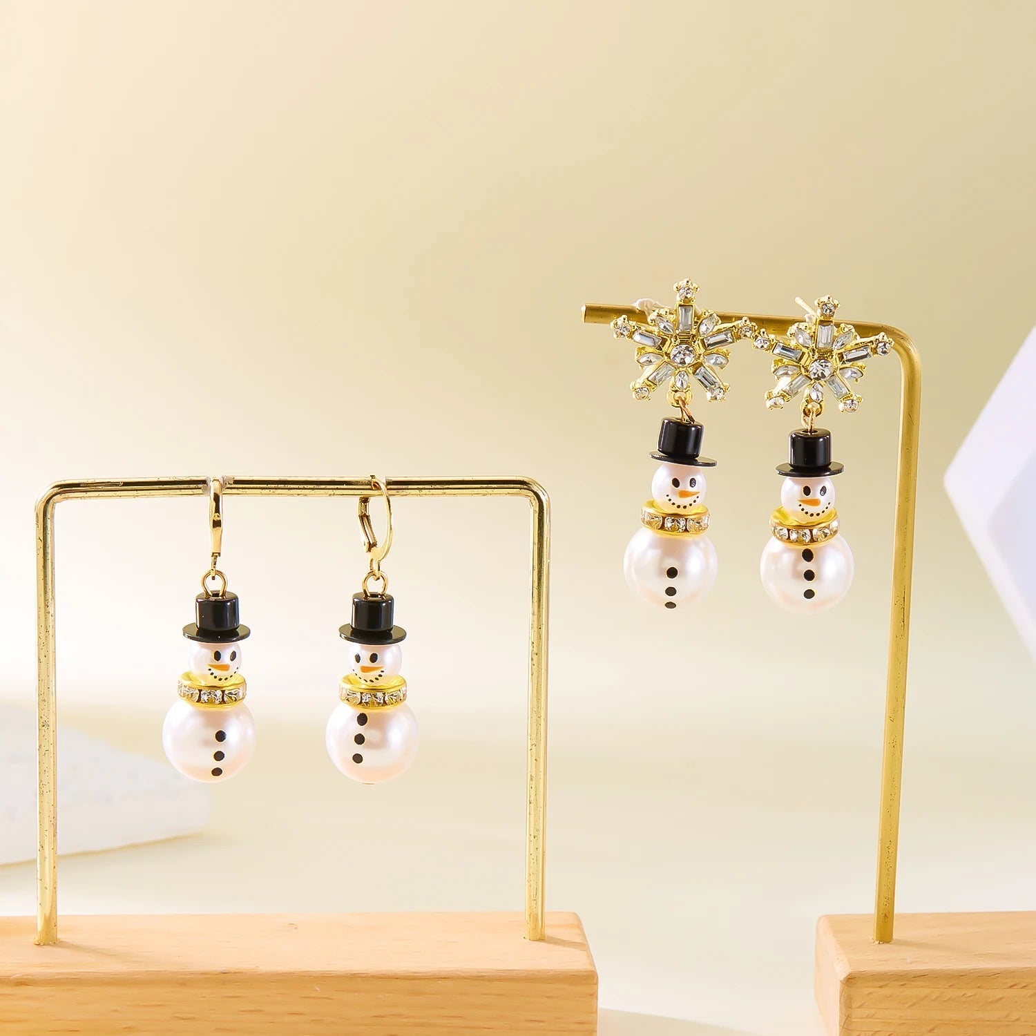 CrystalChill | Lśniące kolczyki w kształcie płatków śniegu jako świąteczny prezent 1