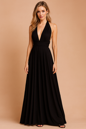Czarna sukienka maxi typu infinity z głębokim dekoltem typu halter w serek, kopertowym dekoltem w talii, krzyżowymi odkrytymi plecami i zwiewną spódnicą do ziemi z miękkiego materiału.