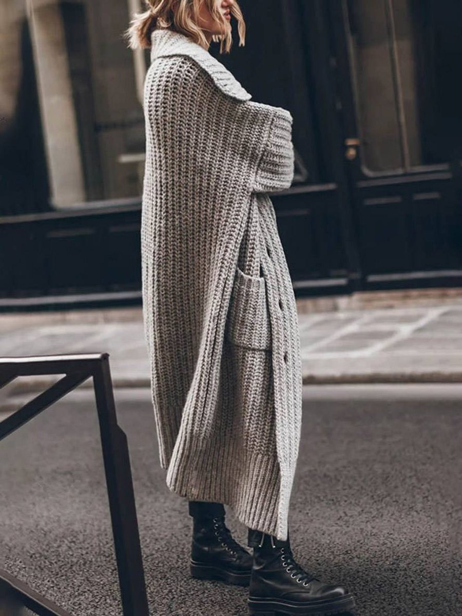 Damski sweter oversize z długim krojem i guzikami na jesień i zimę 2