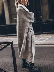 Damski sweter oversize z długim krojem i guzikami na jesień i zimę 2