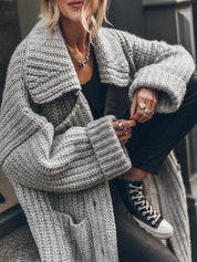Damski sweter oversize z długim krojem i guzikami na jesień i zimę 4