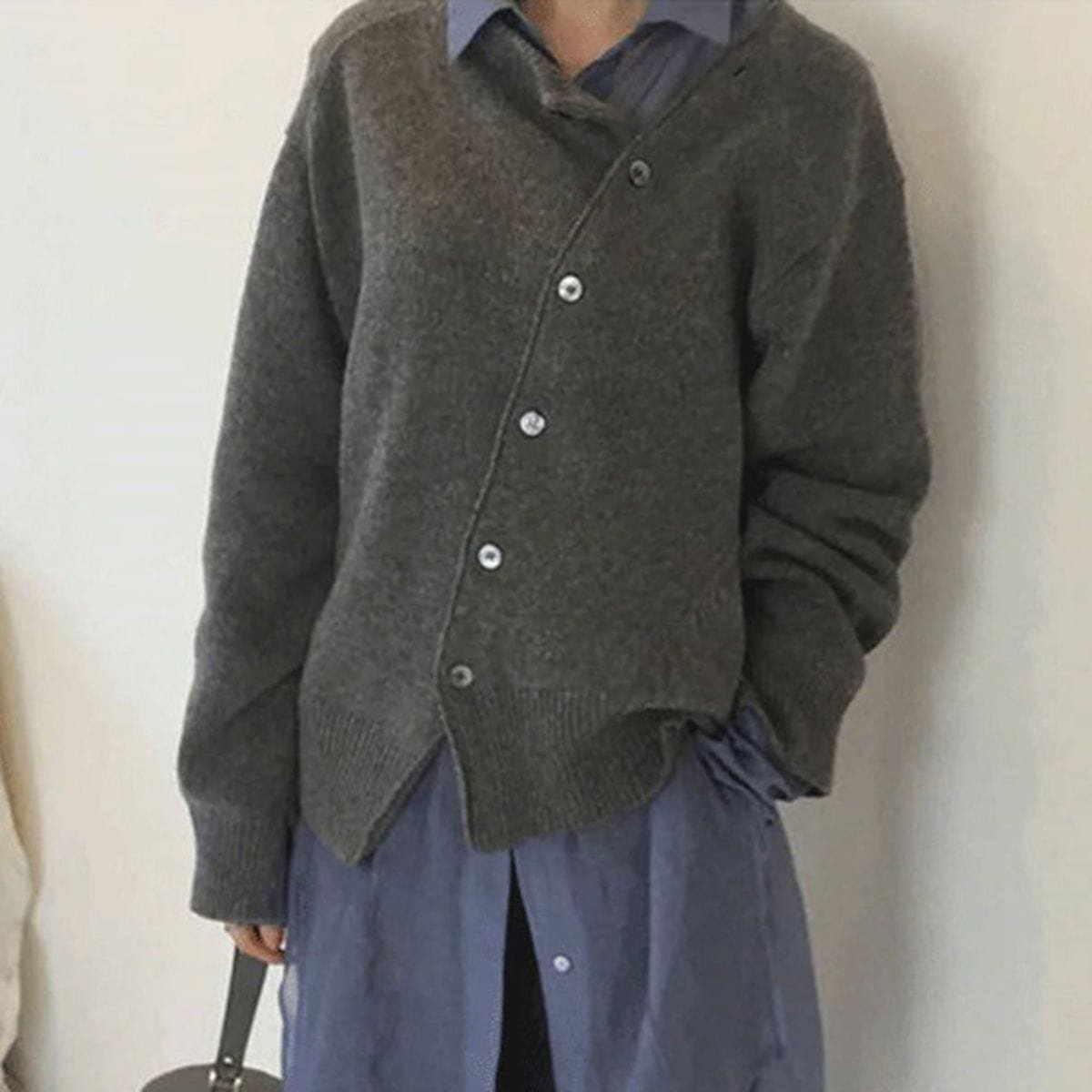 Długi Kardigan Damski Oversize Z Asymetrycznym Zapięciem Na Guziki - Modny Styl Na Jesień I Zimę 5