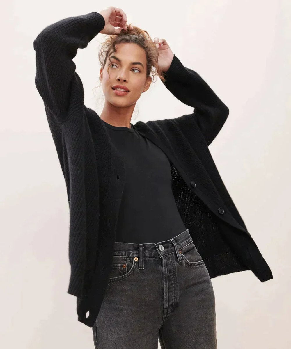 Długi Kardigan Damski Oversize Z Dekoltem W Serek - Lekki I Elegancki Na Całą Porę Roku 4