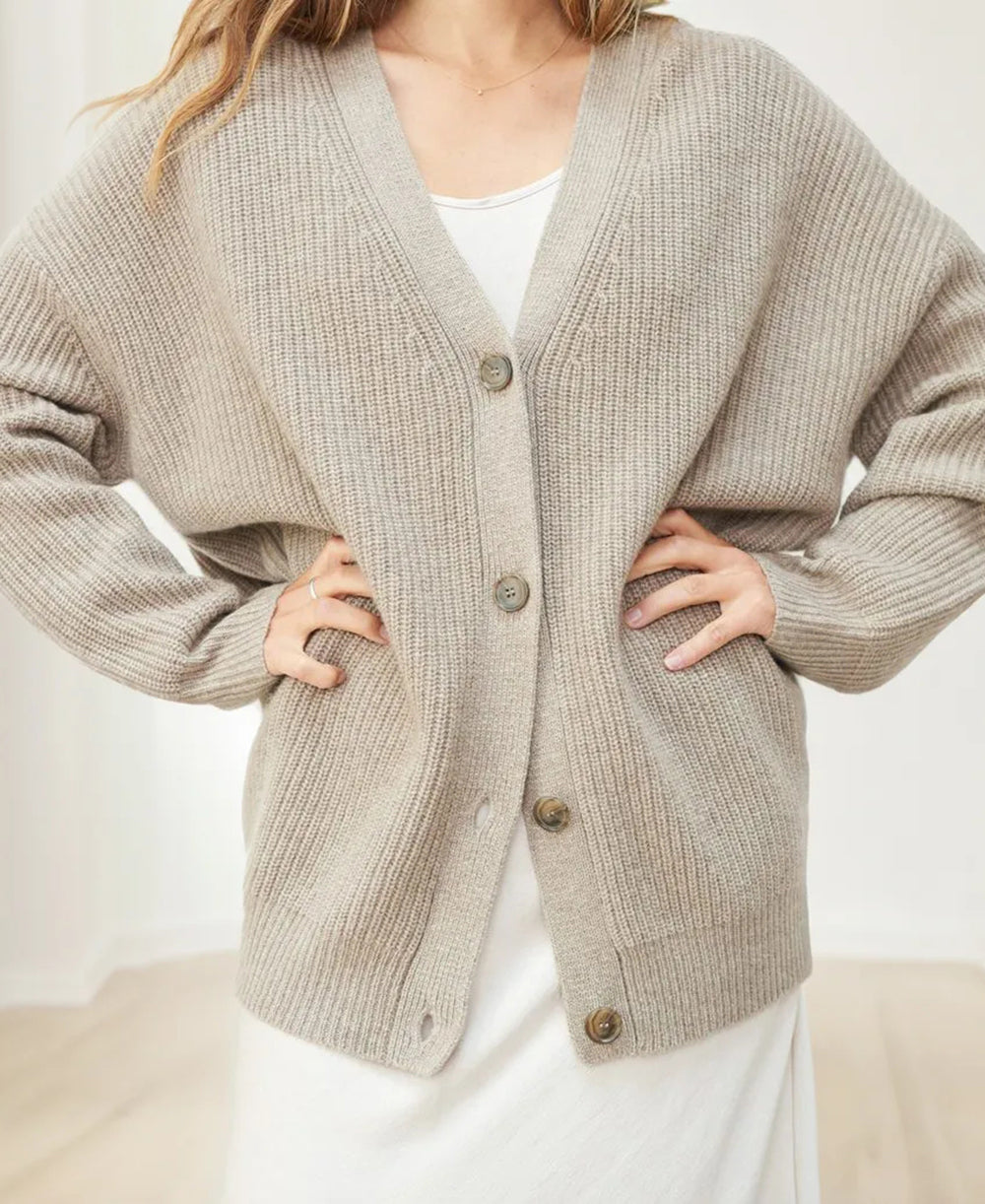 Długi Kardigan Damski Oversize Zapinany Na Guziki – Stylowy I Wygodny Sweter Na Każdą Porę Roku 1