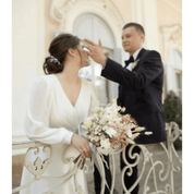 Elegancka sukienka midi z kopertowym dekoltem i długimi rękawami na wesele 2