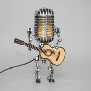 Metalowy robot z mikrofonem i lampą gitarową 0