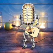 Metalowy robot z mikrofonem i lampą gitarową 1