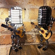 Metalowy robot z mikrofonem i lampą gitarową 3