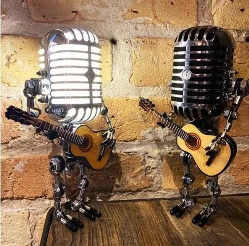 Metalowy robot z mikrofonem i lampą gitarową 3