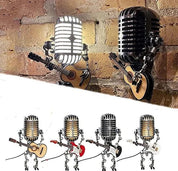 Metalowy robot z mikrofonem i lampą gitarową 5
