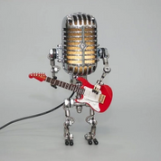 Metalowy robot z mikrofonem i lampą gitarową 6
