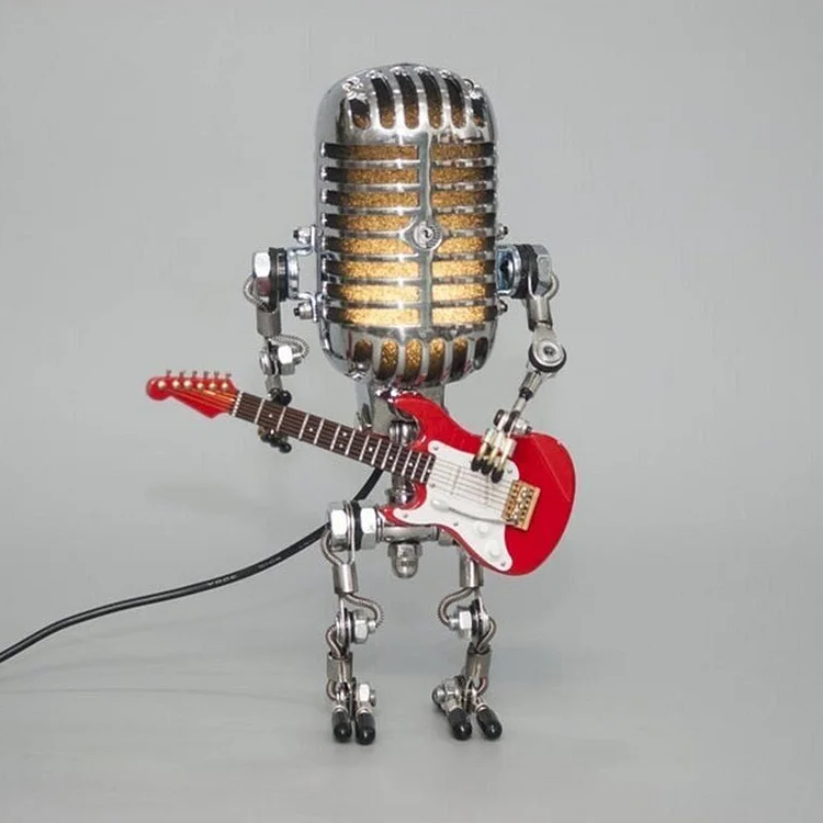 Metalowy robot z mikrofonem i lampą gitarową 6