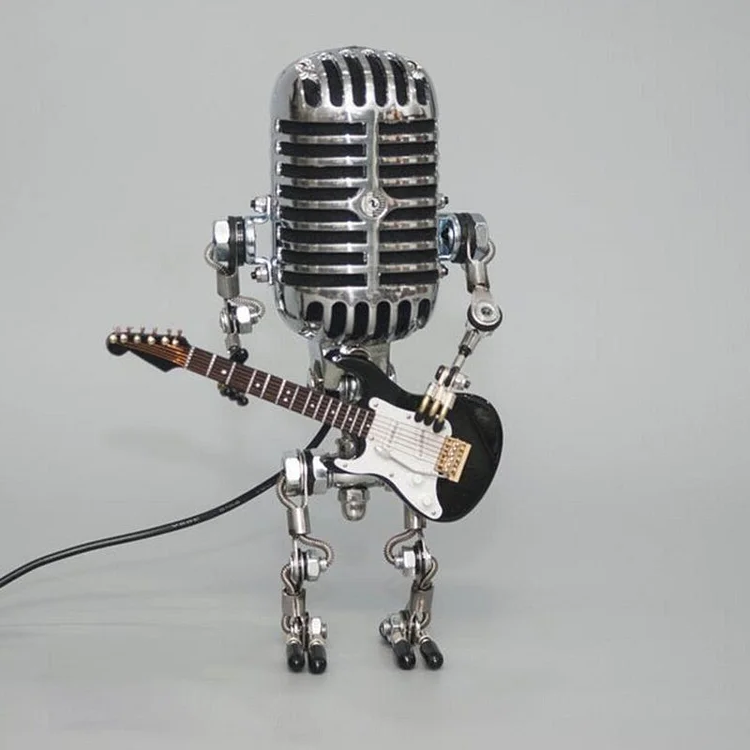 Metalowy robot z mikrofonem i lampą gitarową 7