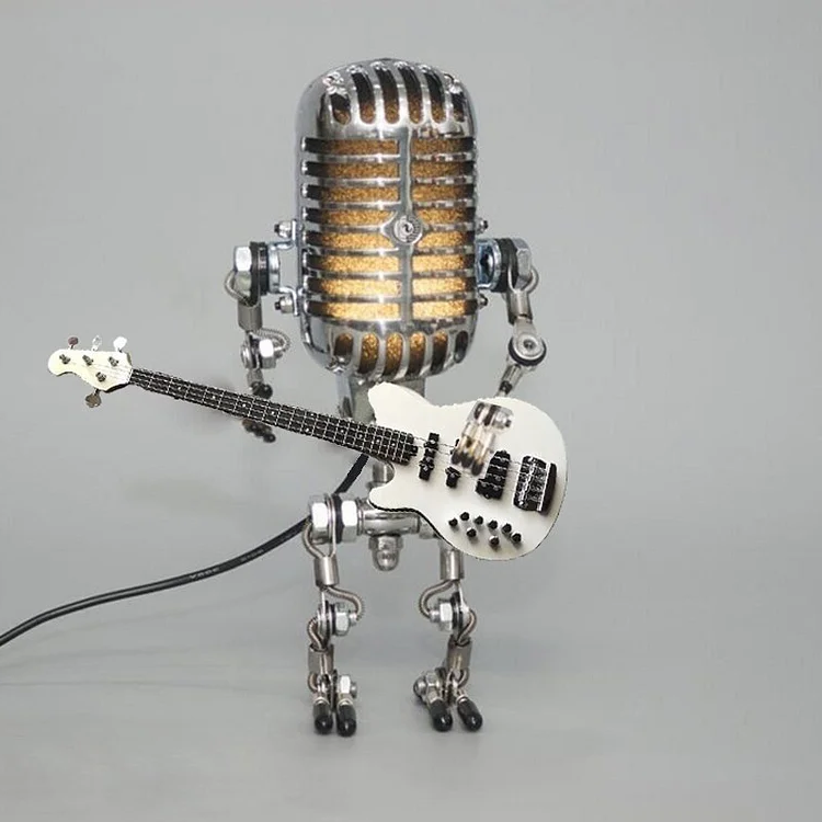Metalowy robot z mikrofonem i lampą gitarową 8