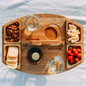 Picknicktisch mit Wein im Freien | Platz für Flasche, 2 Gläser & Snacks | Tragbar  | VinoPicnic 4