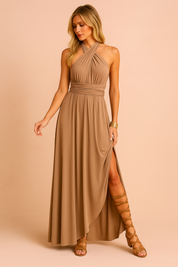 Sukienka maxi w kolorze khaki z dekoltem typu halter, marszczonym gorsetem, wiązaniem w talii i zwiewną spódnicą do ziemi z miękkiego materiału.