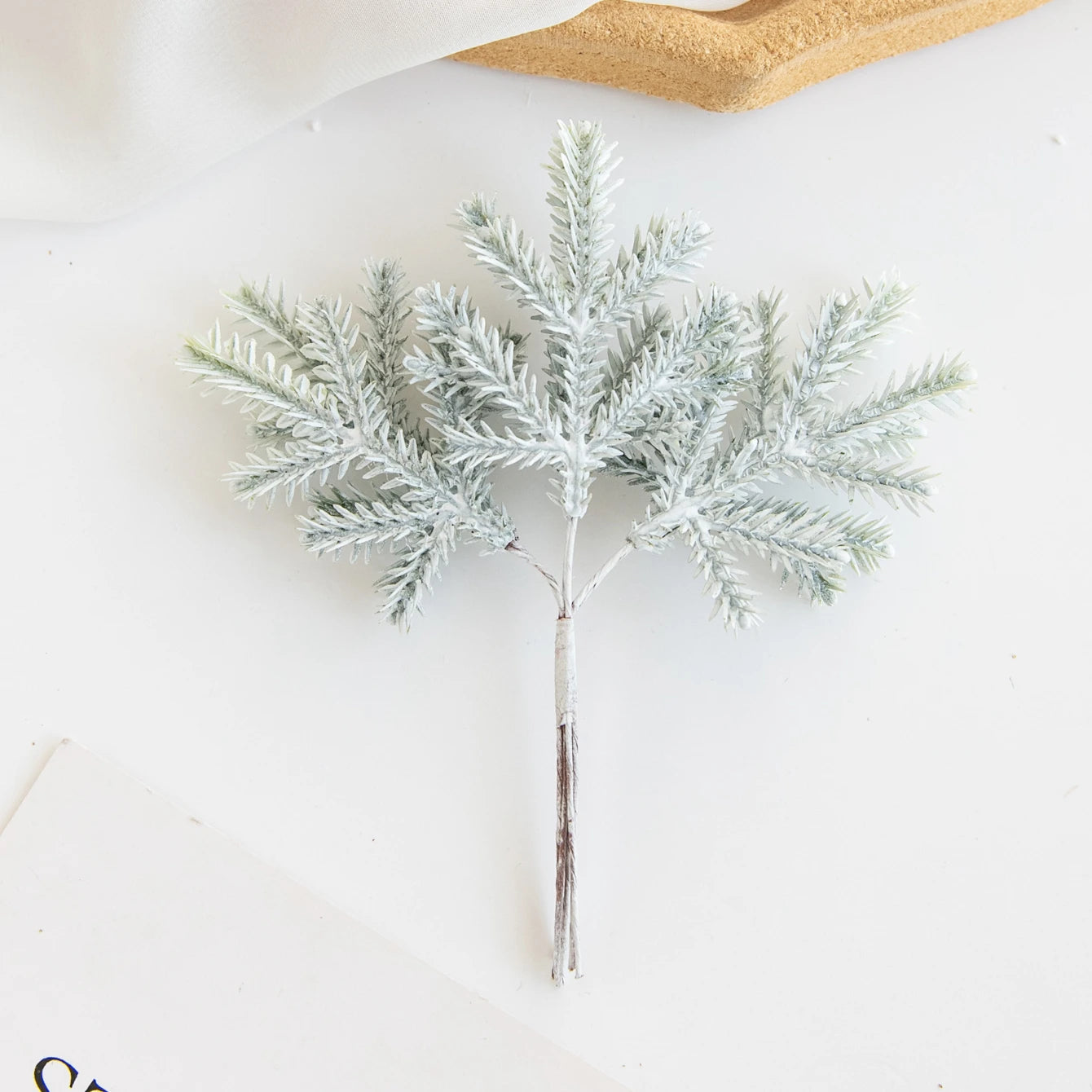 Urok kaktusa | Dekoracja świąteczna z zielonymi liśćmi i akcentem w stylu boho 0