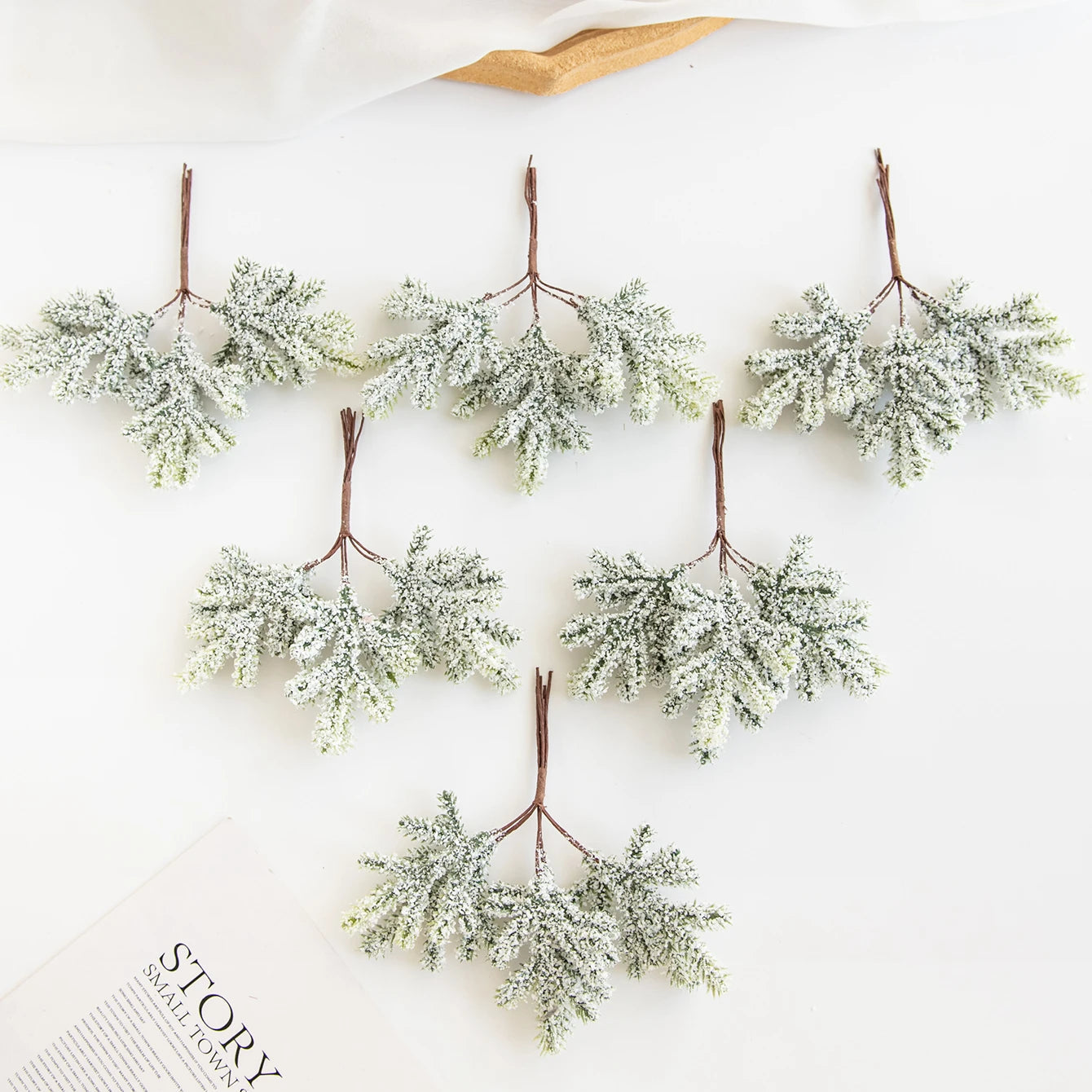 Urok kaktusa | Dekoracja świąteczna z zielonymi liśćmi i akcentem w stylu boho 5