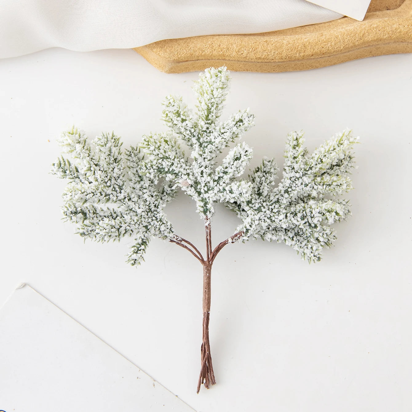 Urok kaktusa | Dekoracja świąteczna z zielonymi liśćmi i akcentem w stylu boho 7