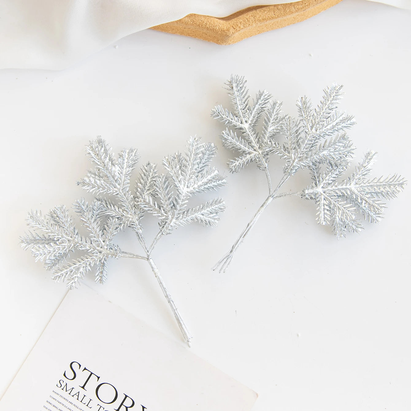 Urok kaktusa | Dekoracja świąteczna z zielonymi liśćmi i akcentem w stylu boho 9