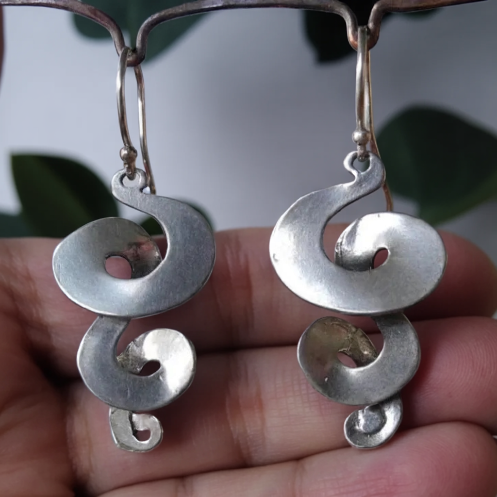 Vintage Spiral Earrings in Silver Color – Elegant Design for Timeless Style 0