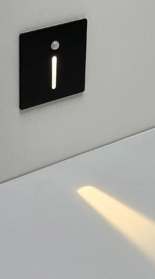 Lampa schodowa LED z czujnikiem ruchu do użytku wewnątrz pomieszczeń