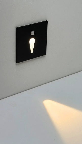 Lampa schodowa LED z czujnikiem ruchu do użytku wewnątrz pomieszczeń