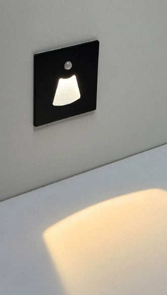 Lampa schodowa LED z czujnikiem ruchu do użytku wewnątrz pomieszczeń