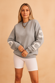 Bluza damska z kolekcji 2024 w kolorze jasnoszarym – minimalistyczny, uniwersalny design na każdą okazję.