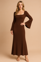 Damska brązowa prążkowana dzianinowa sukienka maxi z rozkloszowanymi rękawami i kwadratowym dekoltem, dopasowany fason do kostek, elegancka moda jesienno-zimowa.