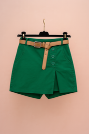 Damskie zielone bawełniane szorty skort z tan paskiem, przednią klapką na guziki, kieszeniami bocznymi i zachodzącym na siebie designem dla swobodnego szykownego stylu.