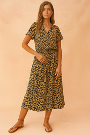 Sukienka midi EDEN w kolorze khaki, w stylu boho, idealna na lato i casualowe wyjścia.