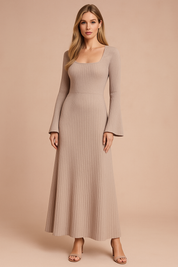 Elegancka beżowa prążkowana sukienka maxi z kwadratowym dekoltem, długimi rozkloszowanymi rękawami, dopasowanym krojem i pełną długością z plisowanym wykończeniem dla wyrafinowanej, wysokiej jakości mody damskiej.