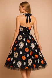 Sukienka vintage na Halloween z nadrukiem dyni, duszków i czaszek, czarna z halter neck i tiulowym dołem, idealna jako kostium halloweenowy.