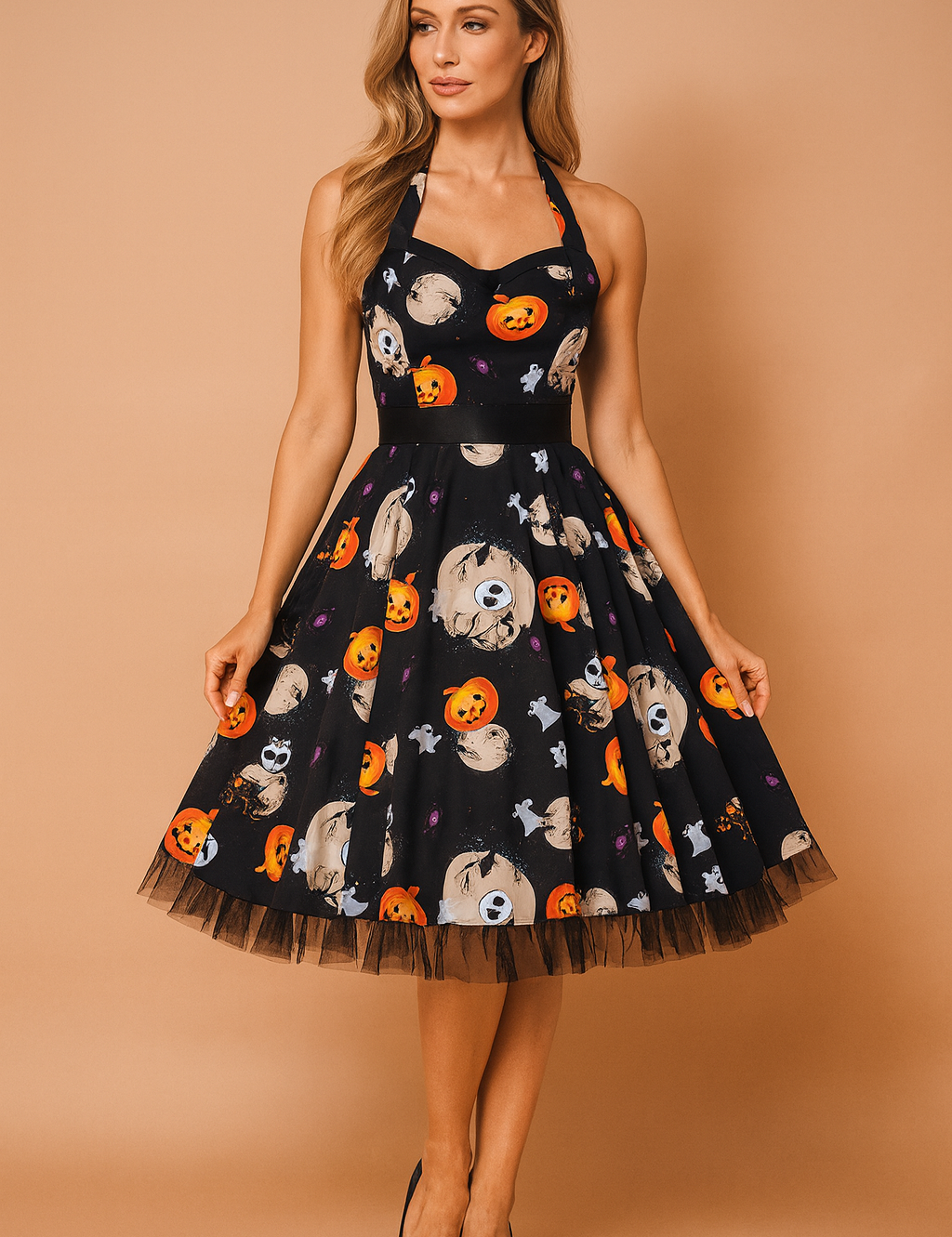 Sukienka vintage na Halloween z nadrukiem dyni, duszków i czaszek, czarna z halter neck i tiulowym dołem, idealna jako kostium halloweenowy.