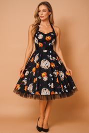 Sukienka vintage na Halloween z nadrukiem dyni, duszków i czaszek, czarna z halter neck i tiulowym dołem, idealna jako kostium halloweenowy.