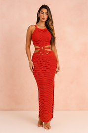 Zwiewna czerwona siatkowa sukienka maxi, lekka letnia i wiosenna kreacja na eleganckie okazje.