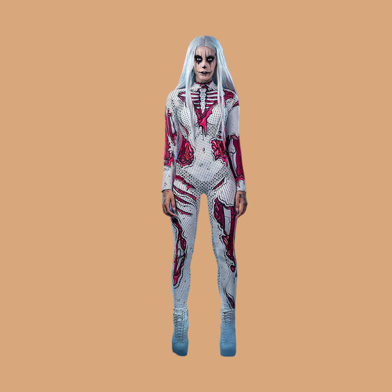 Obcisły kostium halloweenowy typu jumpsuit w kolorze białym z nadrukiem czerwonych ran i kości, z długimi rękawami i dopasowanym krojem, zestawiony z białymi butami na platformie.