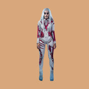Obcisły kostium halloweenowy typu jumpsuit w kolorze białym z nadrukiem czerwonych ran i kości, z długimi rękawami i dopasowanym krojem, zestawiony z białymi butami na platformie.