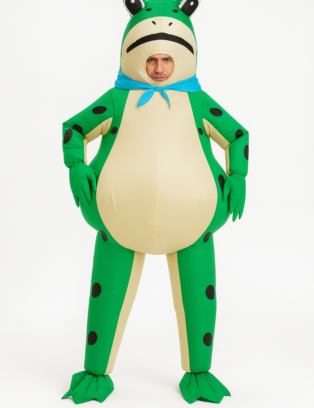 Nadmuchiwany kostium żaby na Halloween w kolorze zielonym z czarnymi plamkami, jasnym beżowym przodem i niebieską chustą pod szyją, idealny na imprezy tematyczne i przebrania.