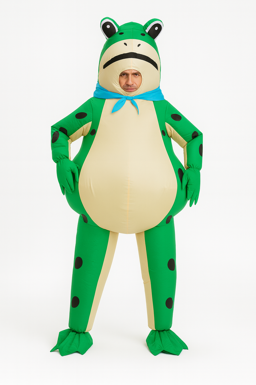 Nadmuchiwany kostium żaby na Halloween w kolorze zielonym z czarnymi plamkami, jasnym beżowym przodem i niebieską chustą pod szyją, idealny na imprezy tematyczne i przebrania.