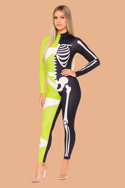Kostium halloweenowy damski typu kombinezon, połowa w neonowej zieleni z nadrukiem bandaży mumii, a druga połowa w czerni z białym nadrukiem szkieletu, z długimi rękawami i dopasowanym fasonem.