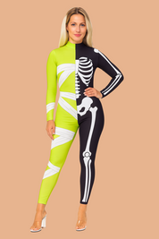 Kostium halloweenowy damski typu kombinezon, połowa w neonowej zieleni z nadrukiem bandaży mumii, a druga połowa w czerni z białym nadrukiem szkieletu, z długimi rękawami i dopasowanym fasonem.