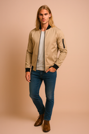 Męska kurtka bomber w kolorze beżowym, klasyczny krój slim fit z czarnymi ściągaczami i kieszenią na rękawie.