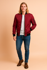 Męska kurtka bomber w kolorze bordowym, klasyczny krój slim fit z czarnymi ściągaczami i kieszenią na rękawie.